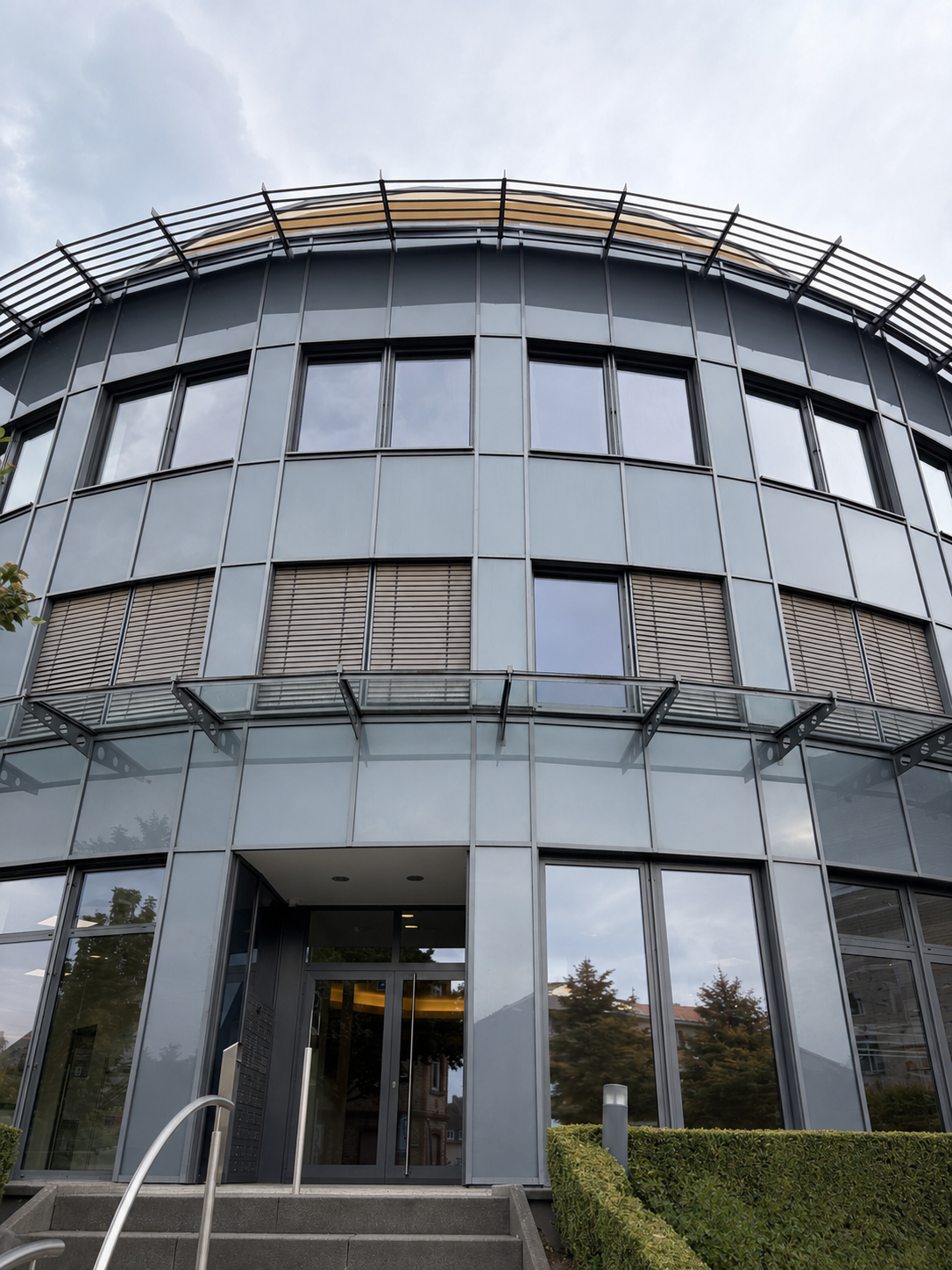 Modernes Bürogebäude in Wiesbaden mit regelmäßiger Büroreinigung durch SETA Gebäudemanagement