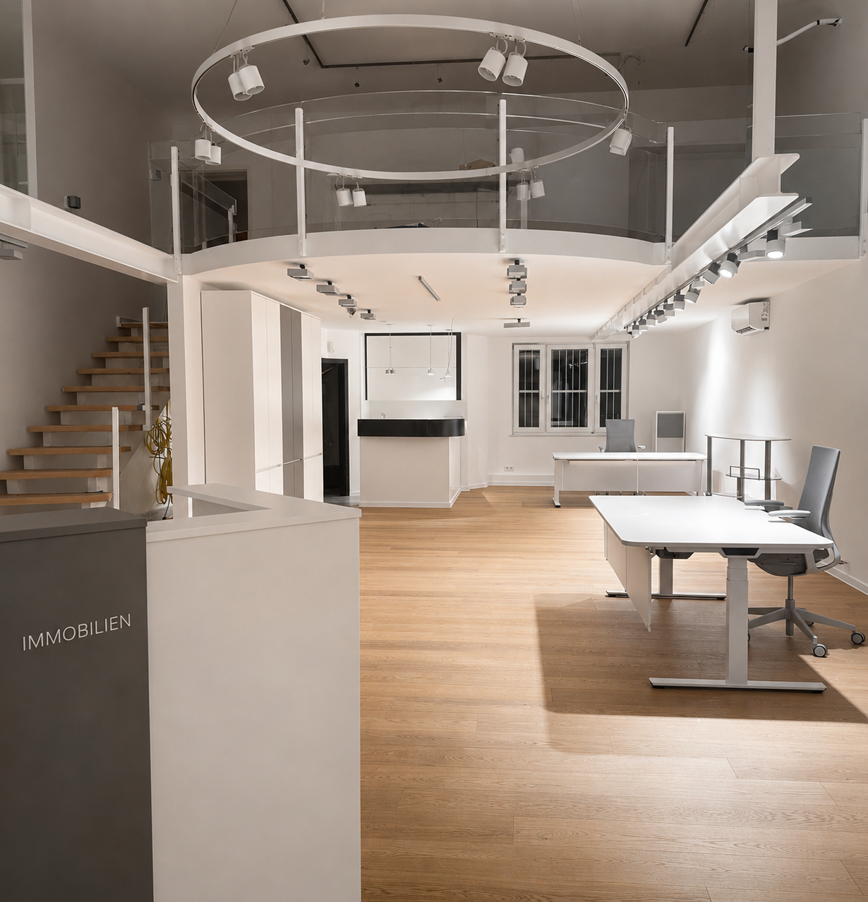 Modernes Immobilienbüro in Wiesbaden mit regelmäßiger Unterhaltsreinigung durch SETA Gebäudemanagement